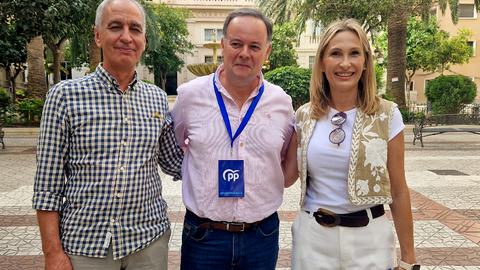 Los candidatos del PP en la plaza de Correos / Laura Ortiz