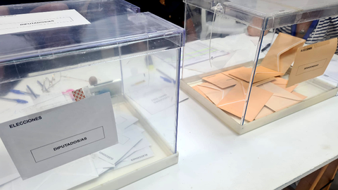 Urnas a primera hora de la ma&ntilde;ana en uno de los colegios electorales durante los &uacute;ltimos comicios / Rafa B&aacute;ez