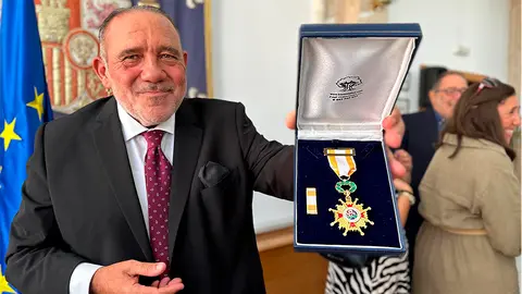 Entrega de la Cruz de la Orden de Isabel la Cat&oacute;lica a Salvador Bentolila / Mohamed Ettouileb