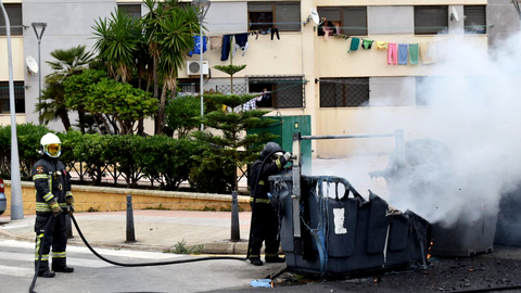Bomberos apagando un fuego en el aparcamiento del Mixto