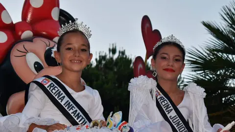 Las reinas infantil y j&uacute;nior, a bordo de su carroza en 2023 / Rafa B&aacute;ez