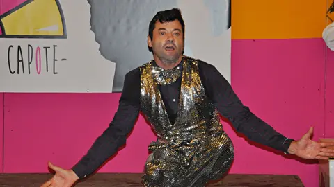 Manolito en un instante de su show en la caseta El Capote / Pablo Mat&eacute;s