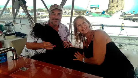 Shelly y Brian con su fiel compa&ntilde;ero canino / C&eacute;sar Mart&iacute;n