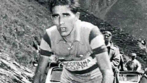Federico Mart&iacute;n Bahamontes, muerto hoy a los 95 a&ntilde;os de edad, durante una de sus m&iacute;ticas escaladas