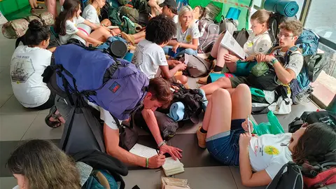 La expedici&oacute;n de la VaM esperando para abordar el ferry en la Estaci&oacute;n Mar&iacute;tima