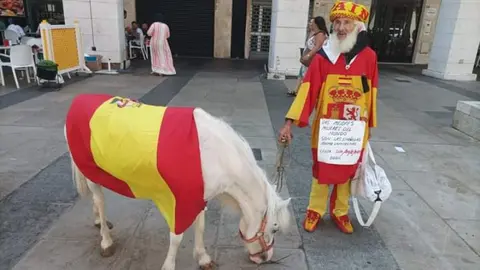 Dud&uacute;, junto a su burro, en la Avenida Alcalde S&aacute;nchez Prados