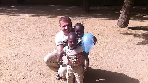 el doctor Yassin Bureddan durante su estancia en Chad