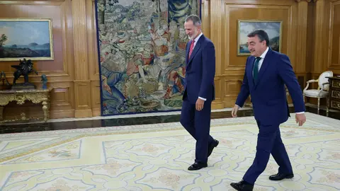 El Rey, con Aitor Esteban/ Foto: Casa Real