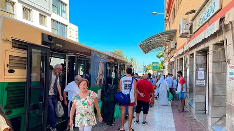 Gente en el Autobus / Daniel Hern&aacute;ndez