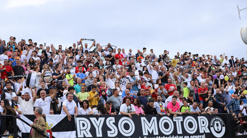 Aficionados de la AD Ceuta FC en el Alfonso Murube 