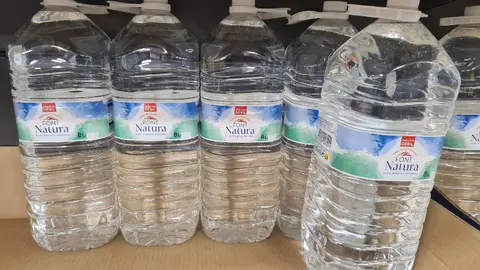 El consumo de agua embotellada se dispara en las barriadas afectadas/ Laura Ortiz