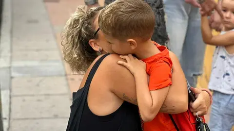 Una madre y su hijo se despiden en el 'Ortega y Gasset' antes del inicio de las clases / Dani Hern&aacute;ndez