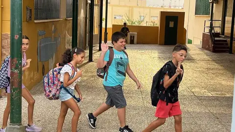Un grupo de escolares saluda antes de regresar a las aulas/ Dani Hern&aacute;ndez