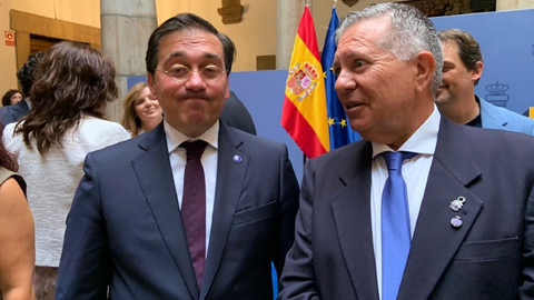 Albares y Dom&iacute;nguez charlan tras la entrega de condecoraciones/ Cedida