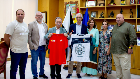 Vivas recibe al presidente de la Federaci&oacute;n Espa&ntilde;ola de P&aacute;del