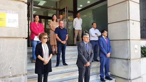 Minuto de silencio en Delegaci&oacute;n del Gobierno/ Cedida
