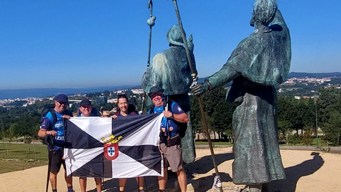 &Aacute;frica, Manuel. Juan Luis y Sergio despliegan la bandera de Ceuta a su llegada a Santiago / Cedida