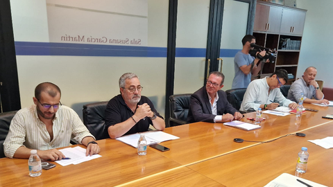 Los representantes de sindicatos y empresarios durante la reuni&oacute;n de este viernes / Laura Ortiz