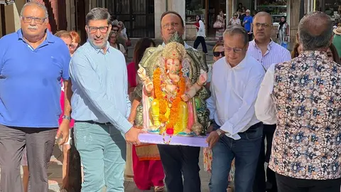 Colorido y devoci&oacute;n en el traslado de Ganesh/ Foto: Dani Hern&aacute;ndez