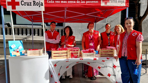 El personal de Cruz Roja, en el stand ubicado en el paseo del Revellín / Laura Ortiz