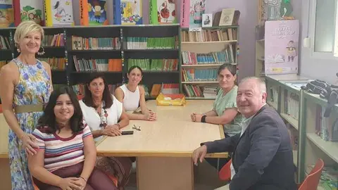 La alumna, junto al equipo directivo del centro y el presidente de Banco de Alimentos, Pedro Mariscal/ Cedida