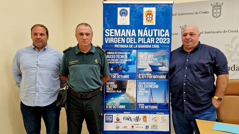 Representantes de la Ciudad y la Guardia Civil durante la presentaci&oacute;n de la Semana N&aacute;utica Virfen del Pilar / Laura Ortiz