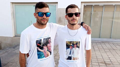 Los dos hermanos de uno de los j&oacute;venes desaparecidos contin&uacute;an su b&uacute;squeda en nuestra ciudad _ Juanjo Coronado