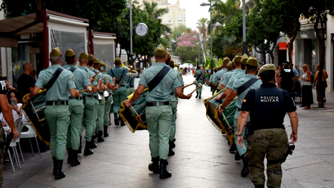La Legi&oacute;n en el paseo del Revell&iacute;n 