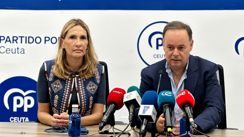 El diputado, Javier Celaya, y la senadora, Cristina D&iacute;az, en la sede del PP  / Archivo