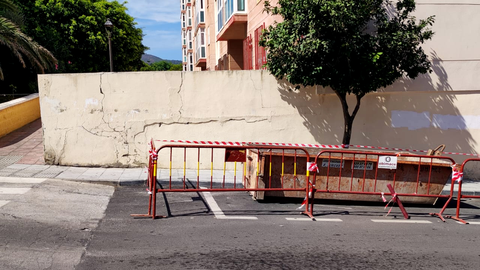 OBIMACE comienza a reparar el _peligroso_ muro de Parques de Ceuta 