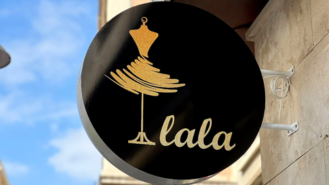 La banderola de Lala ya ha sustituido a la de Starbucks / Daniel Hern&aacute;ndez