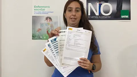 Mirfat Ahmed, con varias firmas/ Archivo