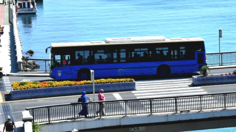 Autobus transitando por la avenida Juan Pablo II / Archivo