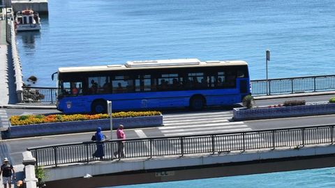 Autob&uacute;s transitando por la avenida Juan Pablo II /Rafa B&aacute;ez