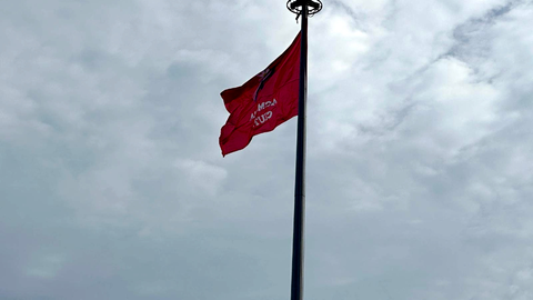 La bandera de ACMUMA ondea en el Puerto de Ceuta