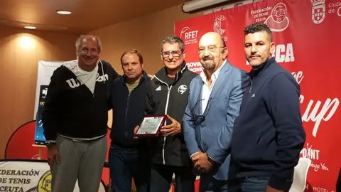 Luis Mediero, del Registro Profesional de Tenis, Sergio Aguilera, responsable de Deportes de la Ciudad, Antonio Garc&iacute;a Gaona, presidente de la RFFCE, Miguel D&iacute;az Rom&aacute;n y el presidente de la FTC, Yassin Harrus/ Juanjo Coronado