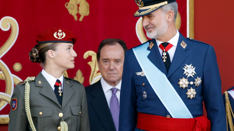 La Princesa de Asturias, Leonor de Borb&oacute;n, junto a su padre, el Rey Felipe VI durante el desfile del pasado 12 de octubre / Casa Real