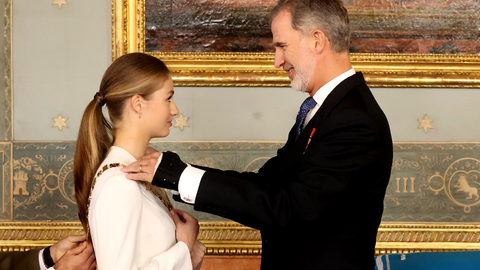 El Rey impone el Collar de la Real Orden de Carlos III a la Princesa de Asturias / Casa Real