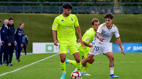Mel&eacute;ndez, jugador de la AD Ceuta FC, en el duelo ante el filial del Real Madrid 