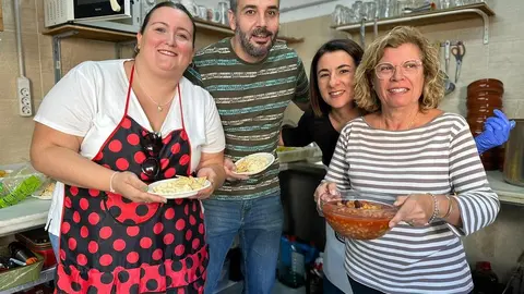 Tapeo solidario en El Roc&iacute;o / Mohamed Ettuoileb
