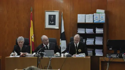  El Tribunal del Caso Emvicesa con todo el sumario del mismo a su espalda en la estanter&iacute;a durante la tercera sesi&oacute;n de la vista oral. 