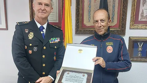 Entrega de la plaza de reconocimiento al Servicio de Bomberos