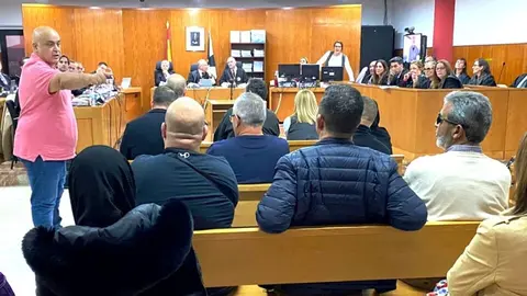  Ali Ali se&ntilde;alando en la sala de vistas del Juicio de Emvicesa a quienes le pagaron por acceder a viviendas p&uacute;blicas. 