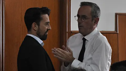  Antonio L&oacute;pez hablando con su abogado en uno de los recesos del juicio. 