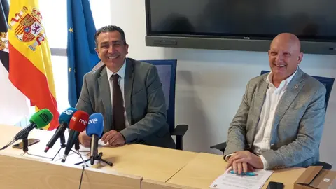 Carlos Rontom&eacute;, director de la UNED, a la izquierda, junto a Enrique &Aacute;vila, secretario del centro/ Archivo