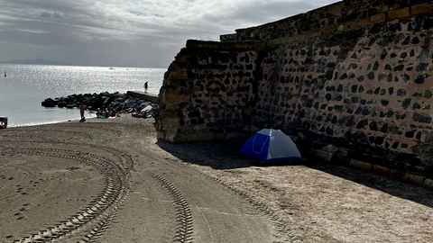 Tienda de campa&ntilde;a instalada en la playa de la Ribera / Cedida