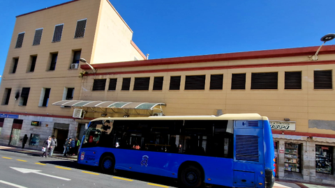Autob&uacute;s en la parada del Mercado Central / Laura Ortiz