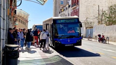 Autob&uacute;s en la parada del Mercado Central / Laura Ortiz