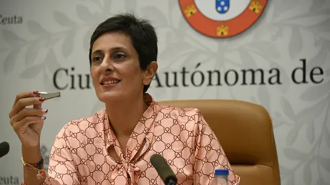  Kissy Chandiramani aspira a reproducir esta imagen en la que sostiene una memoria con las cuentas de 2023 en breve y a hacerlo con la garant&iacute;a de haber sumado m&aacute;s votos a los del PP./archivo 
