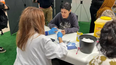 Una mujer se realiza las pruebas de diabetes/ Dani Hern&aacute;ndez